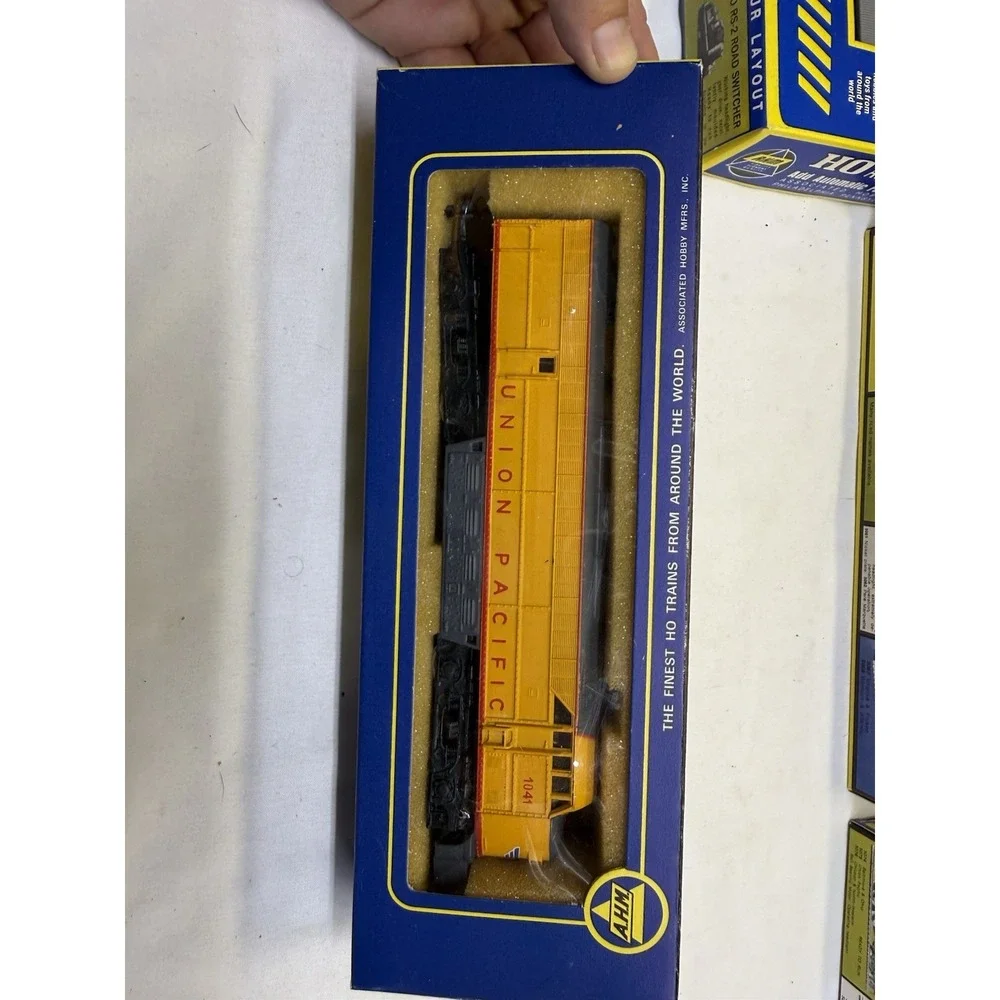 AHM HO Scale Electric Train Set Lot 5 Cars, 1 Locomotive, Crossing Gate And More